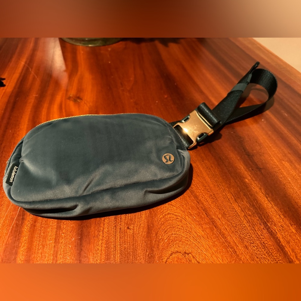 NWOT Lululemon Everywhere Belt Bag - Velour in Jasper Green
